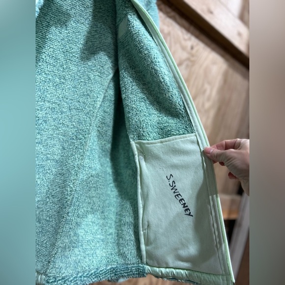 The North Face Osito Fleece Jacket — Cozy Plush Warmth in Sage Green, Size Small - Picture 7 of 11